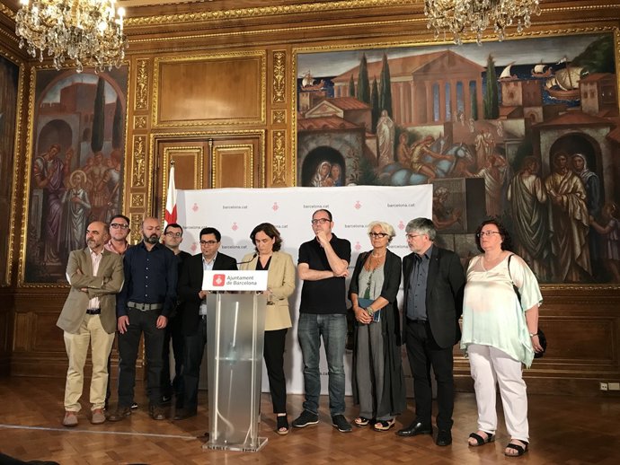  Ada Colau i membres de la Plataforma d'Afectats pel Top Manta