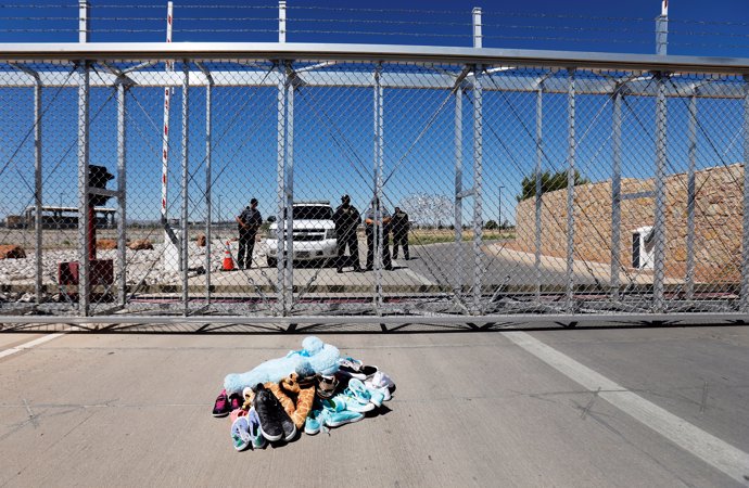 Zapatos y juguetes junto a un centro de reclusión de migrantes en Estados Unidos