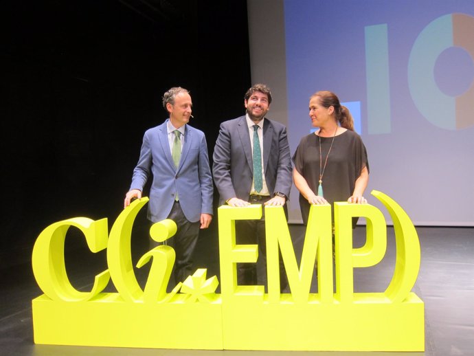 López Miras, en el centro, y Celdrán presentan el Plan Emprendemos 2018-2020