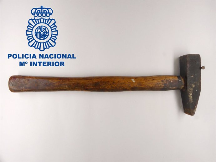 El martillo que utilizó el detenido