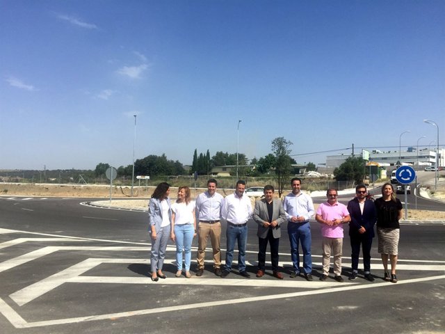 Inauguración de la rotonda que da acceso al polígono del Chaparral.