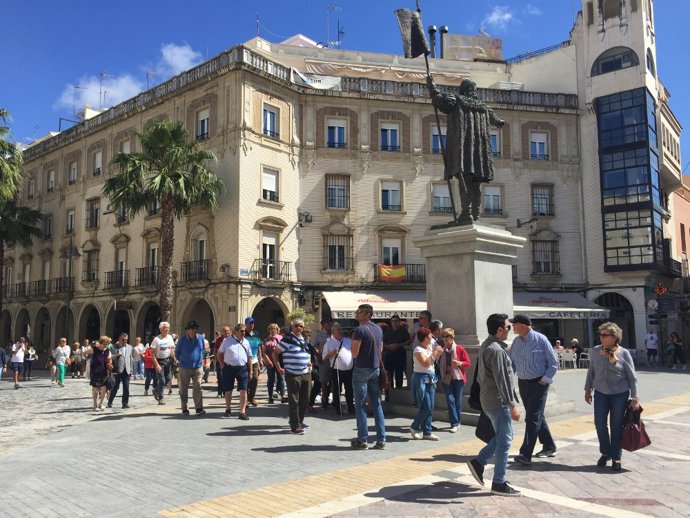 Turistas en la Plaza de las Monjas de Huelva.