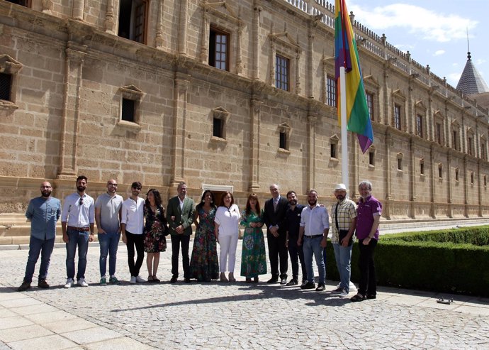 Bandera de la Diversidad ondea ante la fachada del Parlamento 