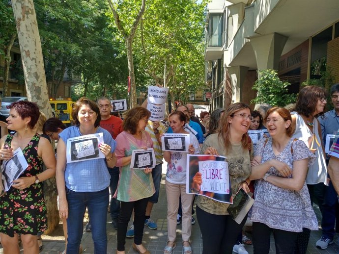 Protesta davant les portes de l'INSS de Barcelona contra la fallada de la rajada