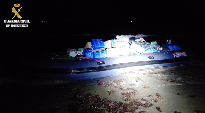 Embarcación con más de 2.500 kilos de hachís en una playa de Tarifa