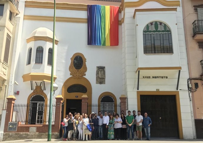 Despliege de la bandera LGTB en la sde del PSOE de Sevilla