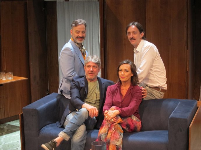 El director Pere Arquillué amb intèrprets d''Audiència i Vernissatge'