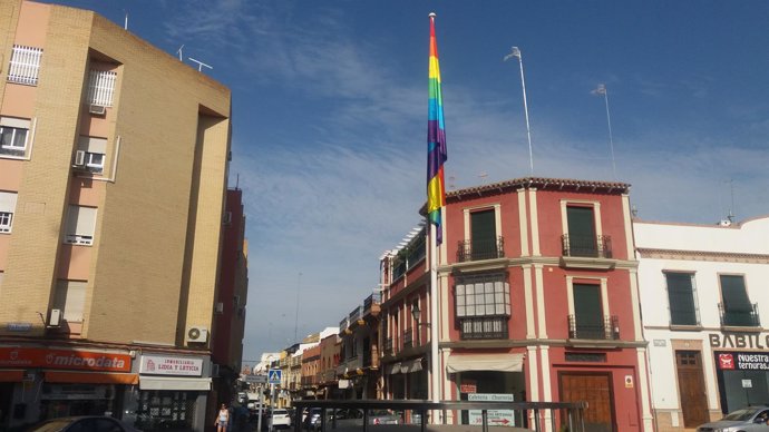 Izada de la bandera de la Diversidad en la Plaza de la Almazara.