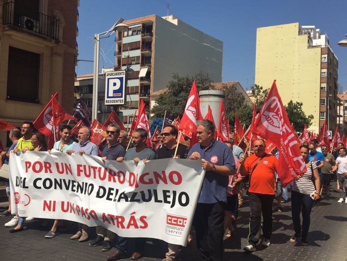 Manifestación por el bloqueo del convenio del azulejo en Castellón