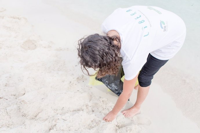 Voluntario de LIBERA recogiendo basuraleza en una playa