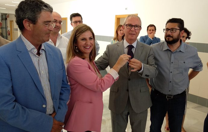 La presidenta de la Diputación de Cádiz con el delegado de la Junta