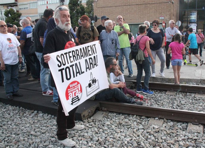 Manifestants tallant les vies a Montcada i Reixac demanant soterrarlas