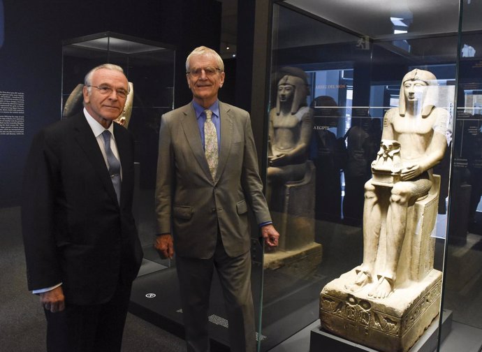 Sir Richard Lambert e Isidro Fainé, visitando la exposición 'Faraón'.
