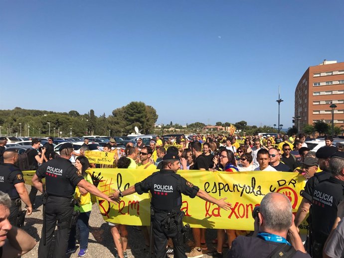 Protesta de los CDR contra el Rey en la inauguración de los Juegos Mediterráneos