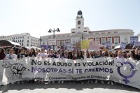 Asociaciones de mujeres tachan de "retorcido" y "patriarcal" el auto que deja en libertad provisional a 'La Manada'