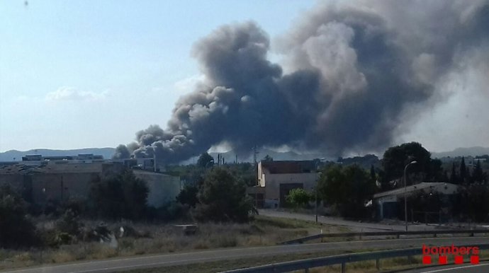 Incendi en una nau industrial de L'Ametlla de Mar (Barcelona)