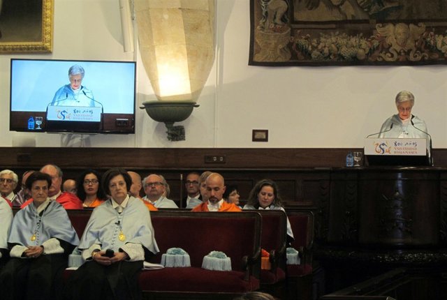 Victoria Camps interviene ante Adela Cortina, primera sentada por la izquierda