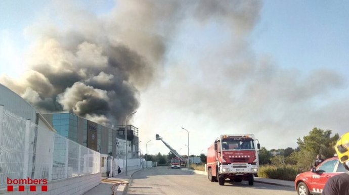 Incendio en una nave de la atunera Balfegó en L'Ametlla de Mar (Tarragona)