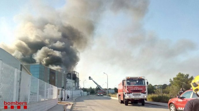 Incendi en una nau de l'atunera Balfegó a L'Ametlla de Mar (Tarragona)