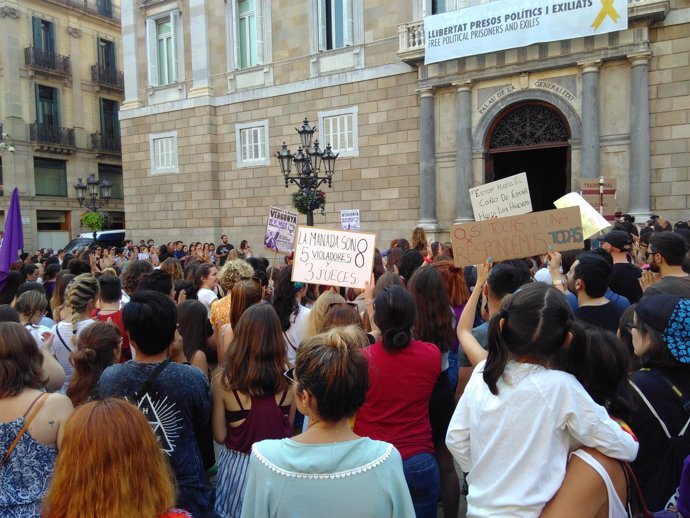 Concentración en Barcelona contra la libertad provisional de 'La Manada'