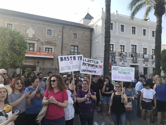 Concentración en Mérida contra la puesta en libertad de 'La Manada'