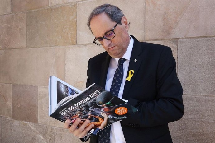El pres. Quim Torra amb el llibre 'Dies que duressin anys' sobre l'1-O