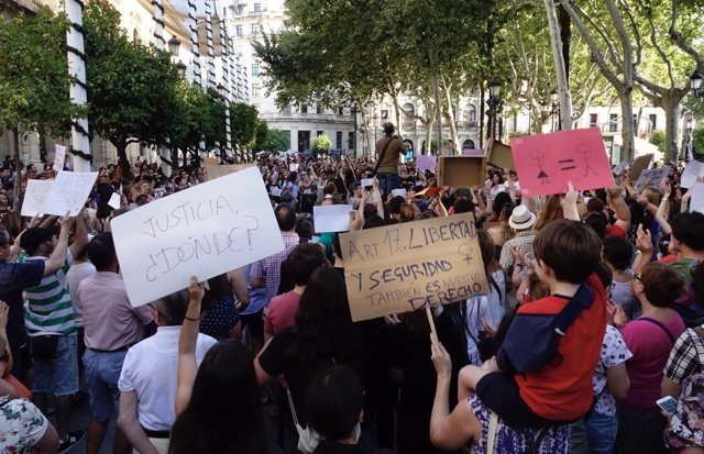 Concentración en Sevilla contra la puesta en libertad provisional de La Manada