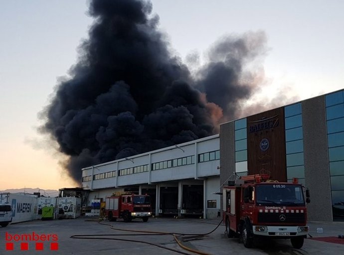 Incendi en una nau de l'atunera Balfegó a L'Ametlla de Mar