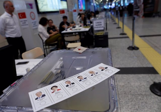 Una papeleta de las presidenciales en Turquía en un centro de votación