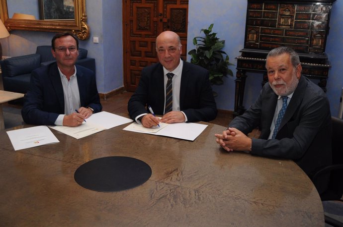 Firma del convenio entre la Diputación y el Ayuntamiento de Villafranca