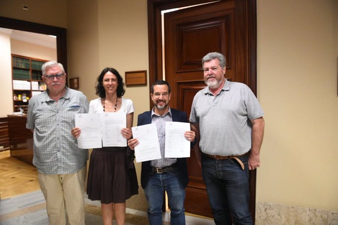 Diputados andaluces de Podemos e IU registrando la iniciativa