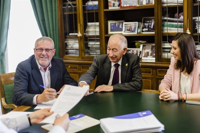 Firma del convenio para la puesta en marcha del nuevo centro Guadalinfo