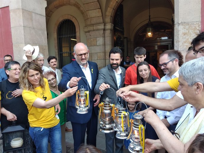I.Pujol (JxCat), el pres.Del Parlament, R.Torrent, M.Llansana (Òmnium) i J.Costa