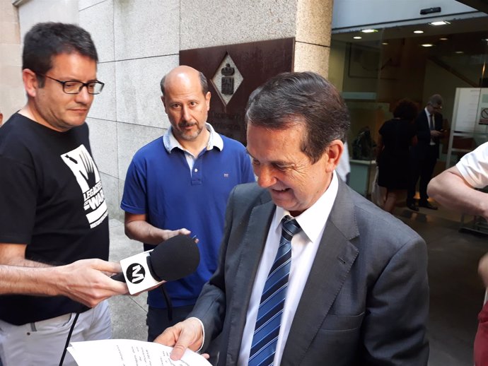 El alcalde de Vigo, Abel Caballero, ofrece declaraciones a los medios