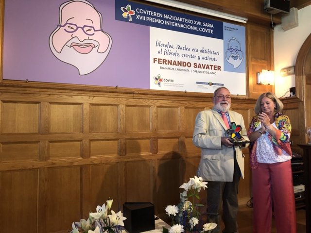 Consuelo Ordóñes entrega el Premio internacional de Covite a Fernando Savater