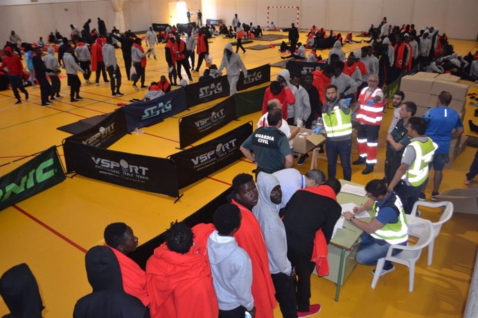 Ayuntamiento de Tarifa habilita de nuevo el polideportivo para los inmigrantes