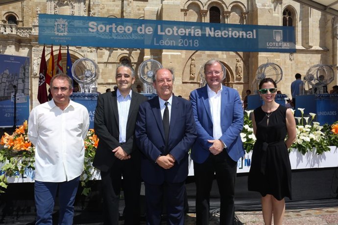 León.- Silván, momento antes de celebrarse el sorteo