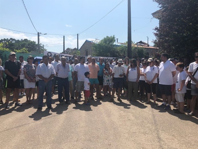 Concentración de vecinos afectados por la explosión de Paramos, en Tui