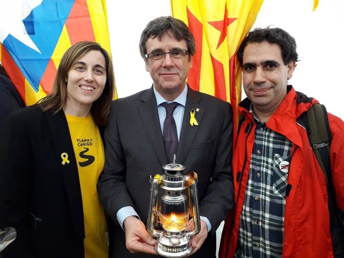L'expresident de la Generalitat  Carles Puigdemont rep la Flama del Canigó