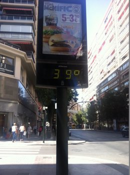 Un termómetro marca 39 grados centígrados en la Gran Vía de Murcia