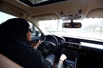 Mujer saudí conduciendo