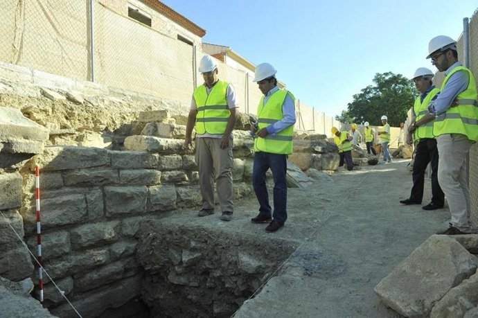 Miguel Moreno (d), con Rafael Saco, observa una parte del muro del anfiteatro.