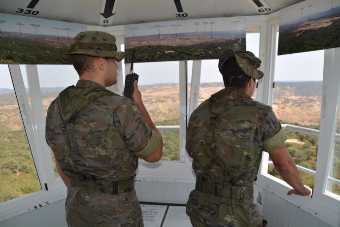 Dos militares en uno de los observatorios de la base de Cerro Muriano