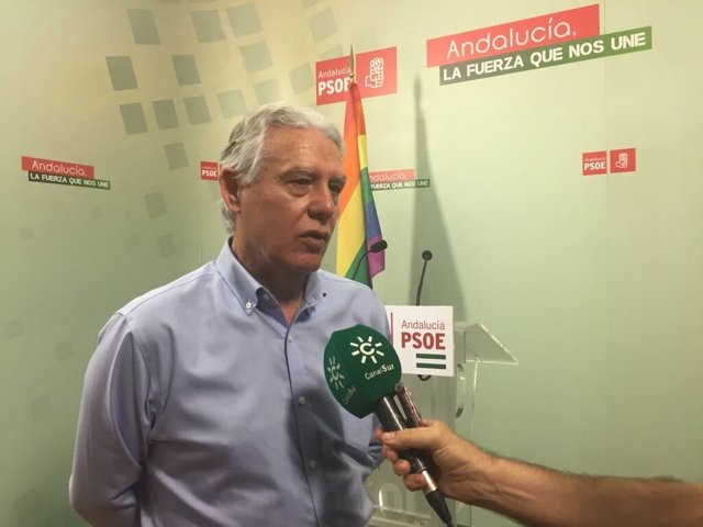 El secretario de Educación y Universidad del PSOE-A, Francisco Menacho