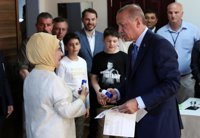 Erdogan deposita su voto con un llamamiento a la "revolución democrática"