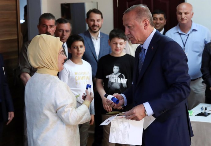 Recep Tayyip Erdogan y su esposa Emine votan en las elecciones