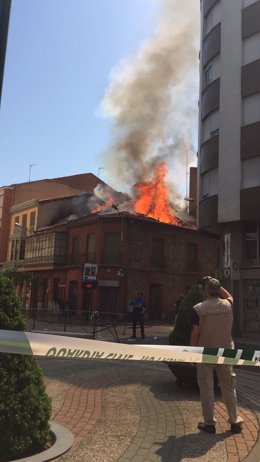 León.- Edificio en llamas en La Bañeza