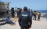 Trasladan a Almería a 49 hombres que llegaron a la isla de Alborán en patera