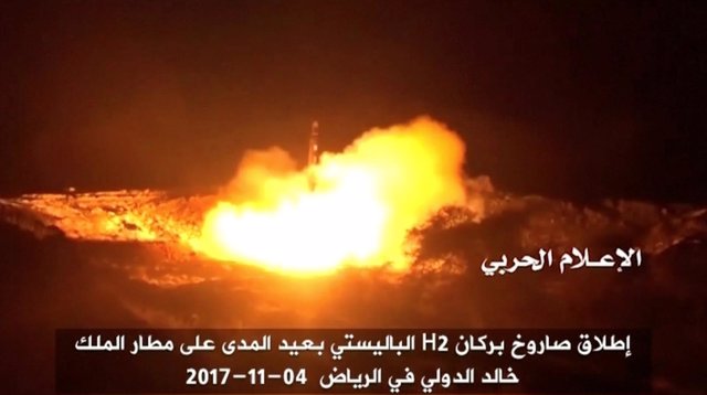 Imagen del lanzamiento del misil interceptado cerca de Riad