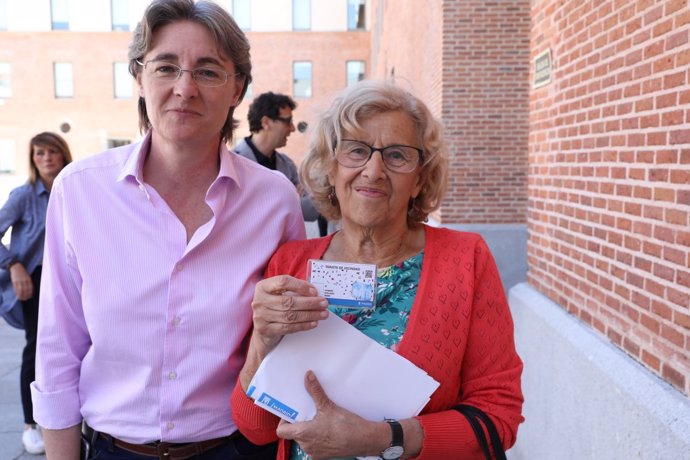 Tarjeta de vecindad del Ayuntamiento de Madrid con Manuela Carmena